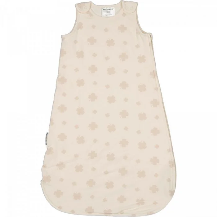 Geggamoja Bambus Sovepose Beige Kløver One Size 1 stk v:4186141 Geggamoja Bambus Sovepose Beige Kløver One Size 1 stk v:4186141